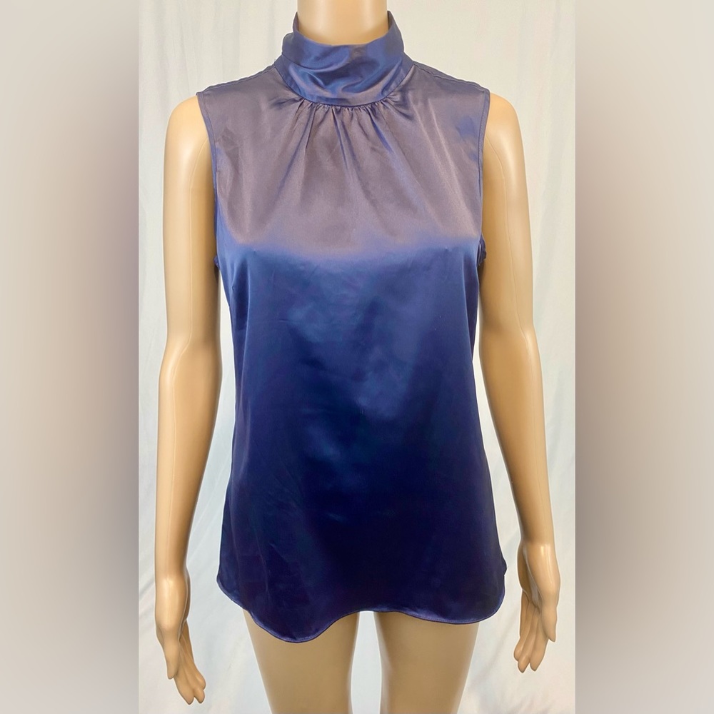 The Limited Blue Sleeveless Collared Top
Size:M
Fabric:96%Polyester + 4%Spandex